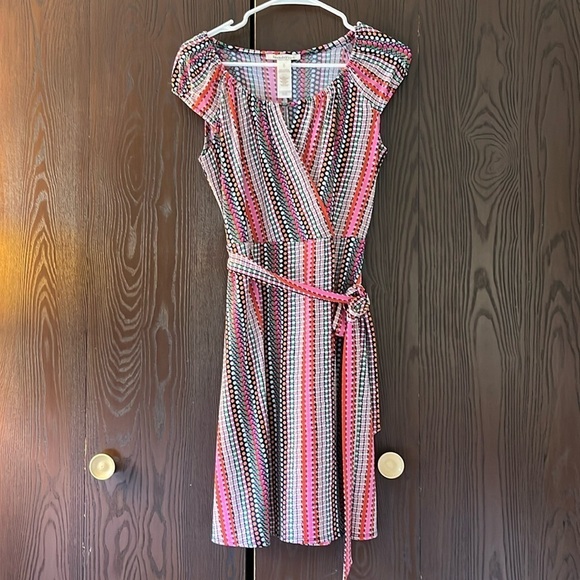 Laundry capped sleeved multi-colored dress with tie at the waist. Size Small. - Picture 1 of 10